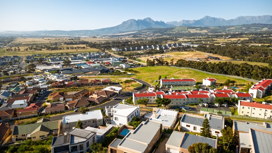 5 Bedroom Property for Sale in Mountainside Western Cape